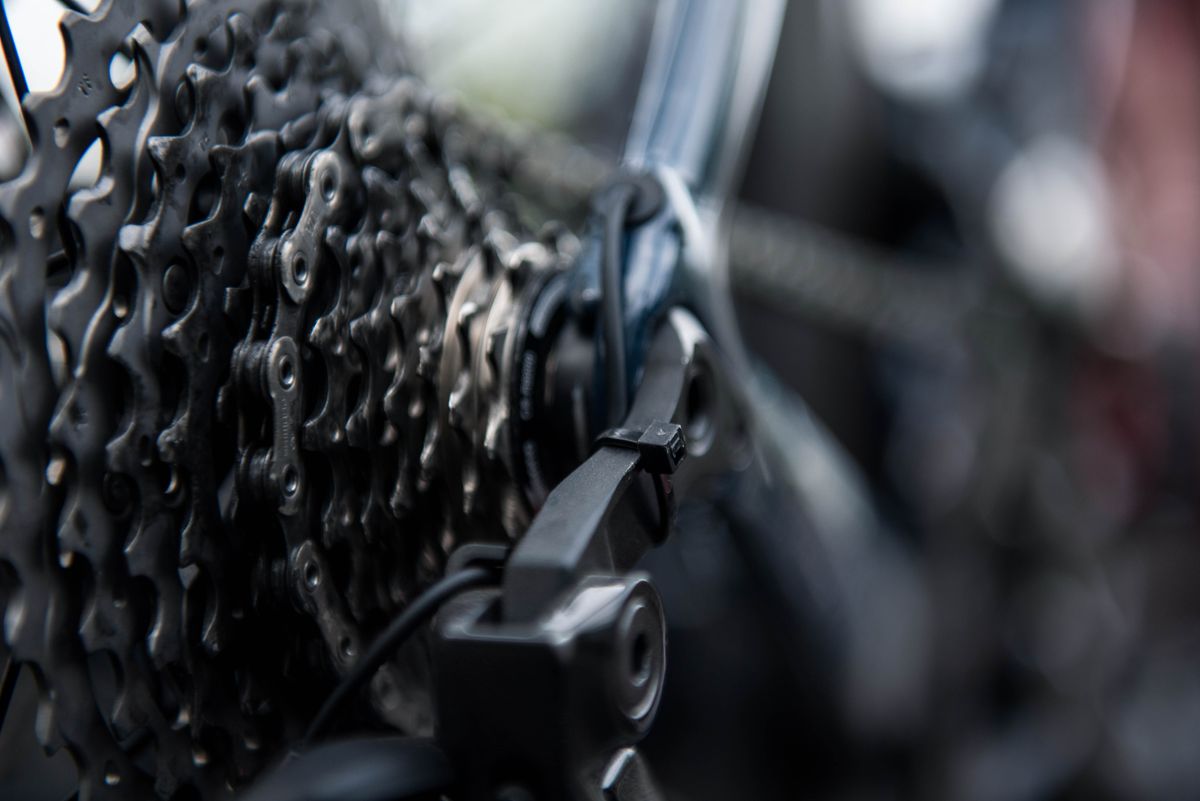 A close up of the cassette and dropout on Michal Kwiatkowski's Pinarello Dogma F