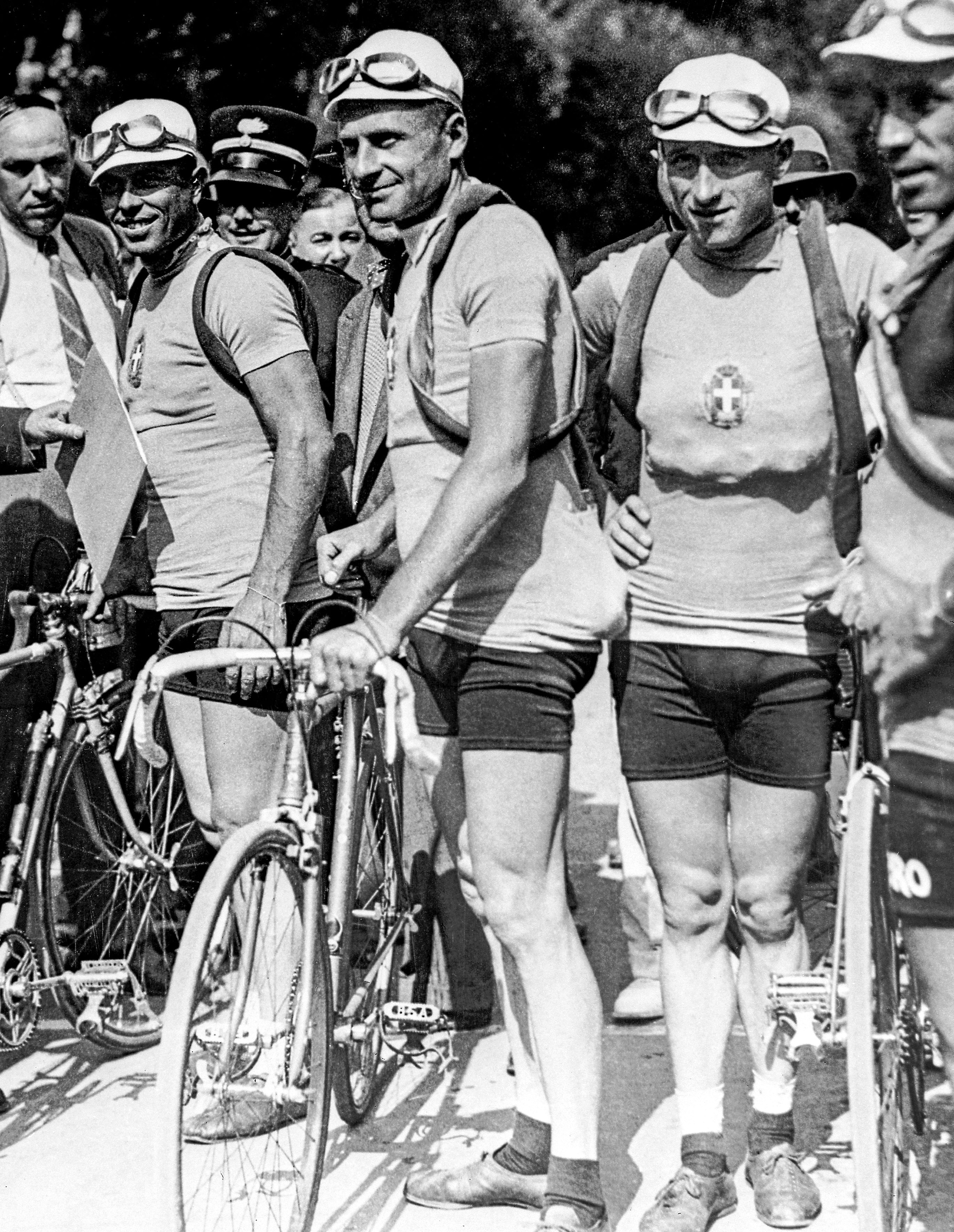 Alfredo Binda (centre) at the 1932 World Championships