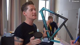 Specialized's Erik Nohlin talks through the three-tone glitter in the Sagan Collection paint