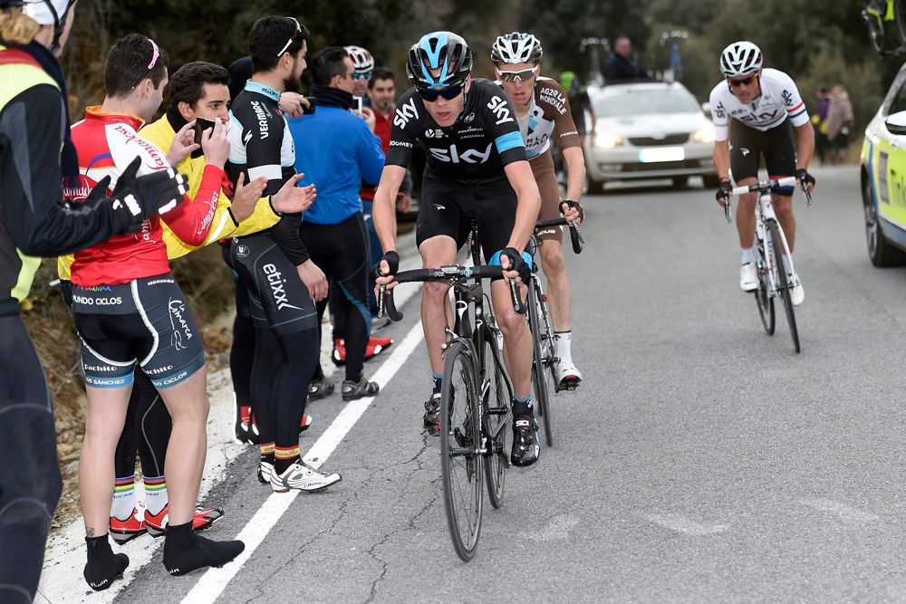 Froome leads Bardet after Kennaugh pulls off