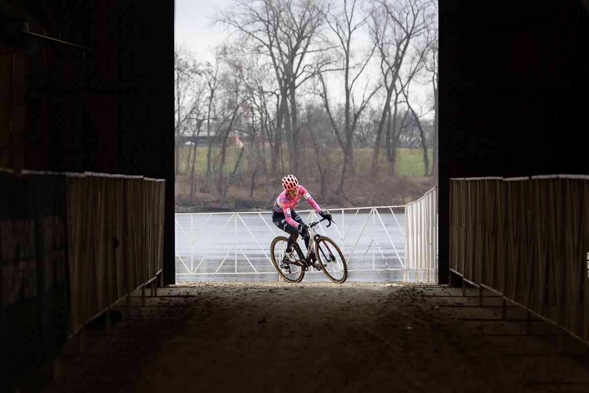 Clara Honsinger (EF Education First - Tibco - SVB) makes her way through the boathouse, an additional feature that was not included in the previous National Championship at the same venue in 2017.