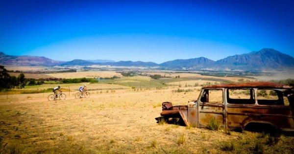 Burry Stander and Kevin Evans pass a wreck 10km from the finish