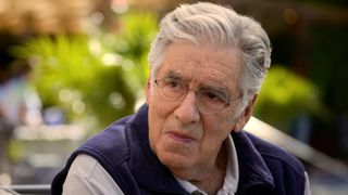 Elliot Gould as Legal Siegel in glasses in The Lincoln Lawyer season 2