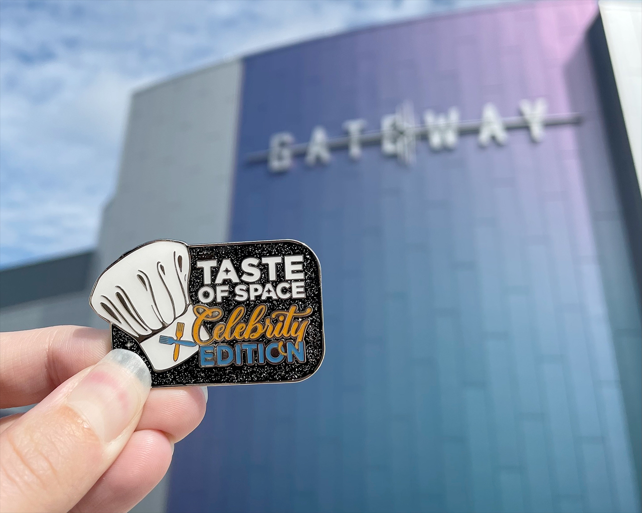 Gasten die de Taste of Space: Celebrity Chef bijwonen, ontvangen een exclusieve pin.