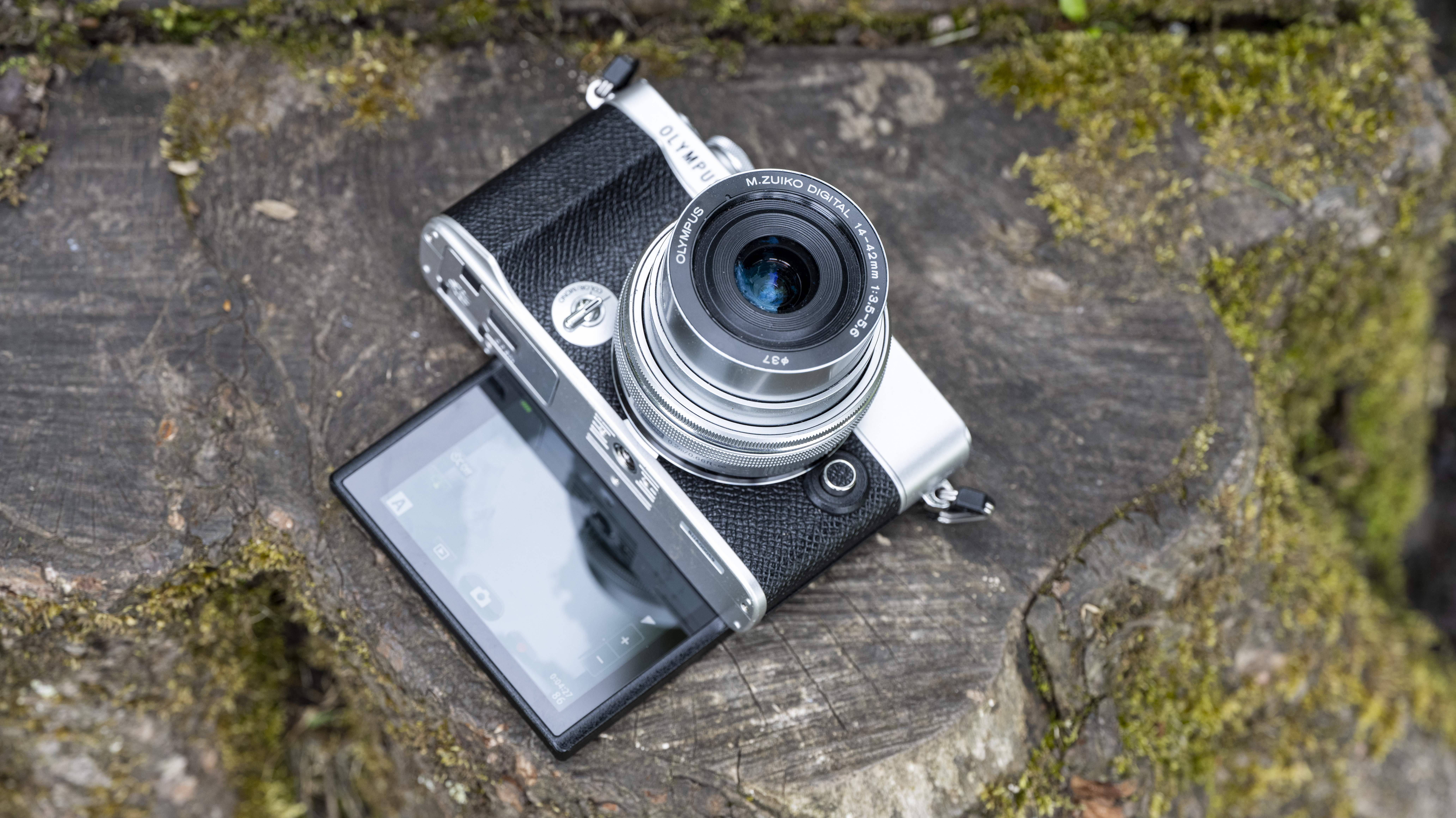 The tilting screen of the Olympus E-P7 pointed downwards below the camera