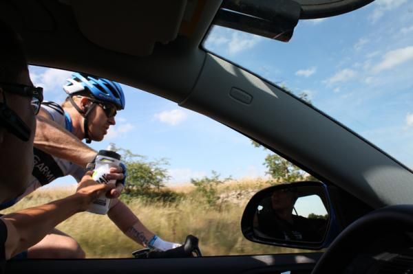 Farrar comes back to the team car for a bottle