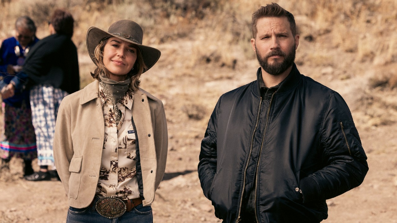 (LR): बेलेच्या भूमिकेत एरिएल केबेल आणि पीट केल्विनच्या भूमिकेत लोगान मार्शल-ग्रीन.