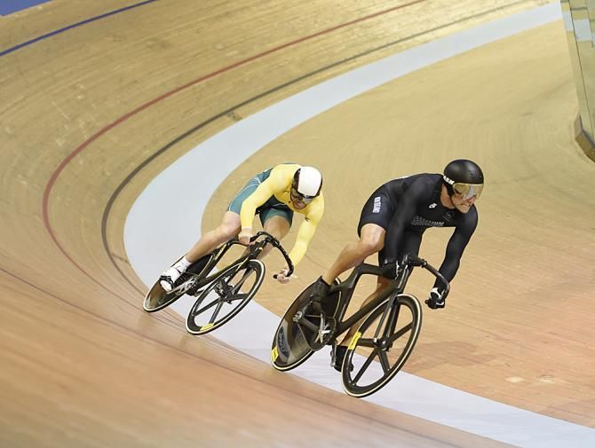 The bronze medal final between Edward Dawkins and Peter Lewis