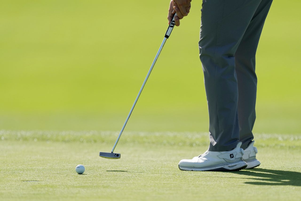 LA JOLLA, CALIFORNIA - FEBRUARY 14: A detail view as Sungjae Im of South Korea putts on the sixth green during the second round of The Genesis Invitational 2025 at Torrey Pines Golf Course on February 14, 2025 in La Jolla, California. (Photo by Michael Owens/Getty Images)