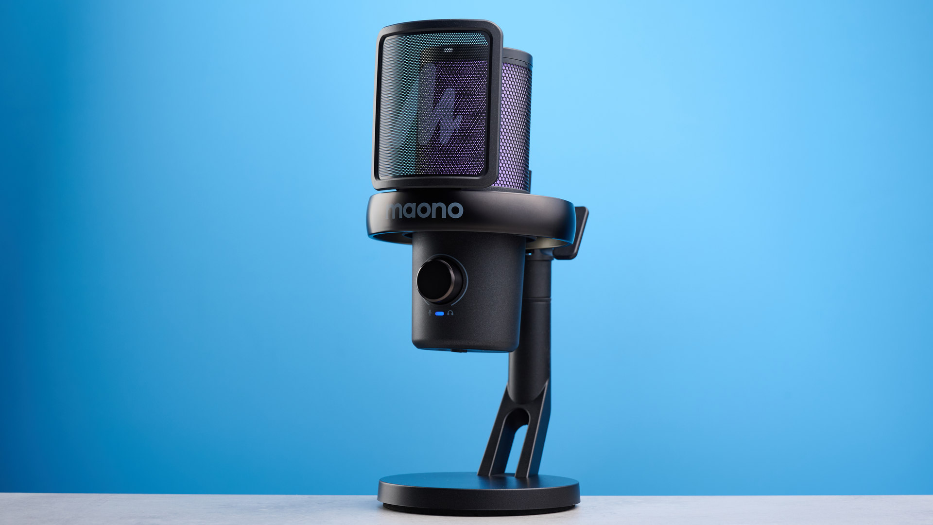 the maono dm40 pro microphone with an RGB panel and a built in pop filter with usb-c connectivity and wireless connectivity