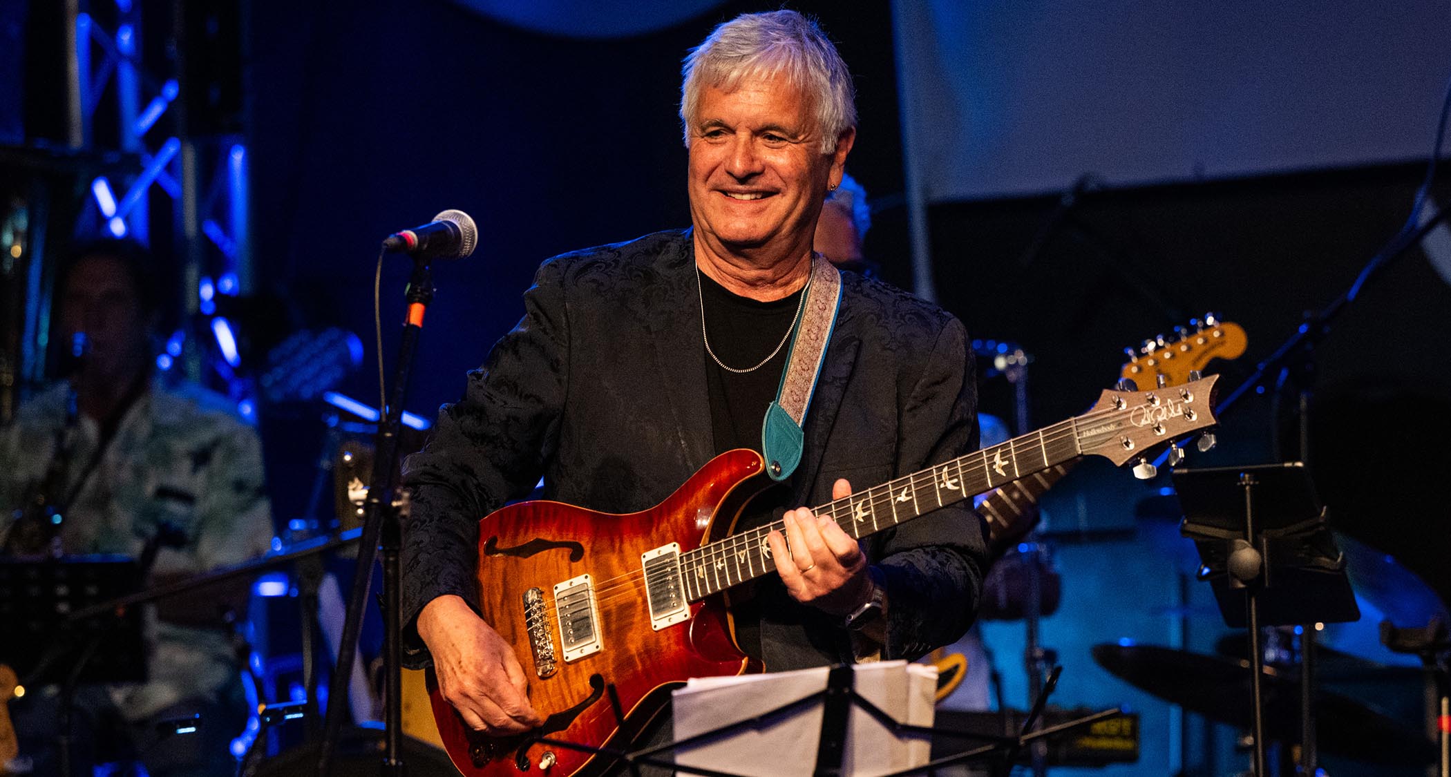 Laurence Juber plays a PRS onstage in 2025