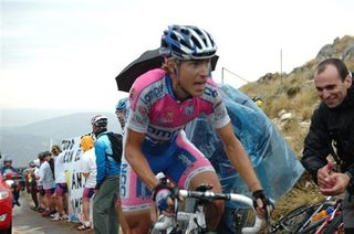 Damiano Cunego (Lampre-NGC) drives on, oblivious to the battle raging behind him