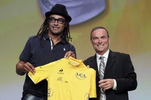 French tennis champion Yannick Noah and five-time Tour de France champion Bernard Hinault present the Tour's yellow jersey.
