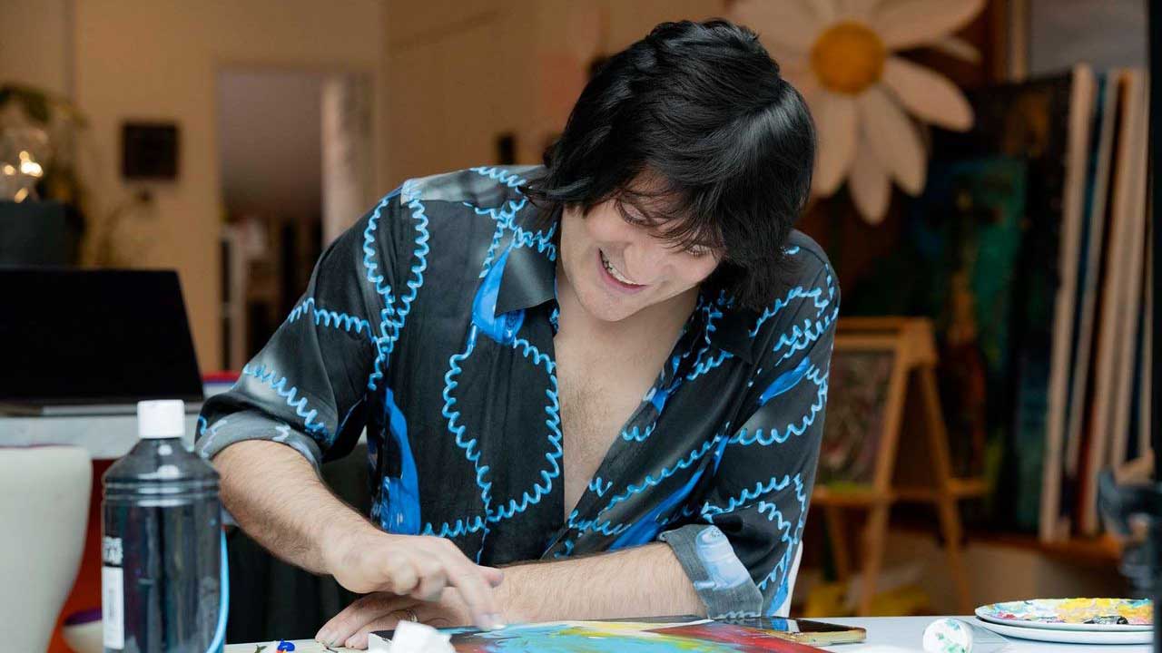 Noel Fielding engages in some finger painting