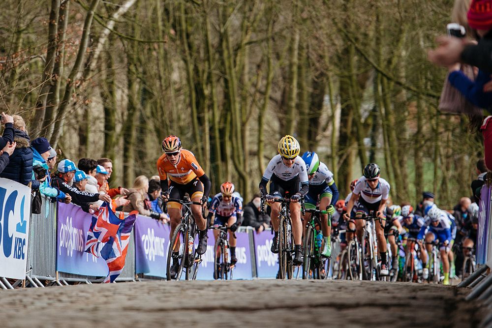 Emma Johansson and Ellen van Dijk lead the peloton up the Kemmelberg for the first time - Women's Gent Wevelgem 2016
