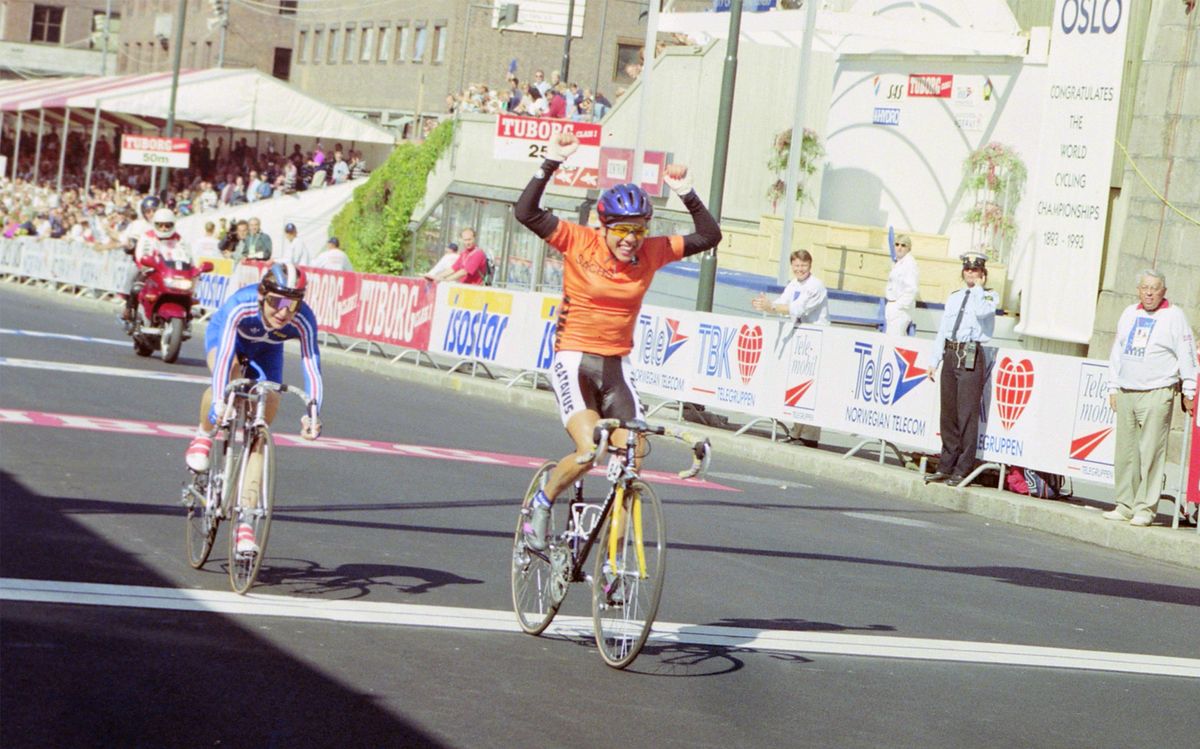 Leontien van Moorsel celebrates her 1993 win