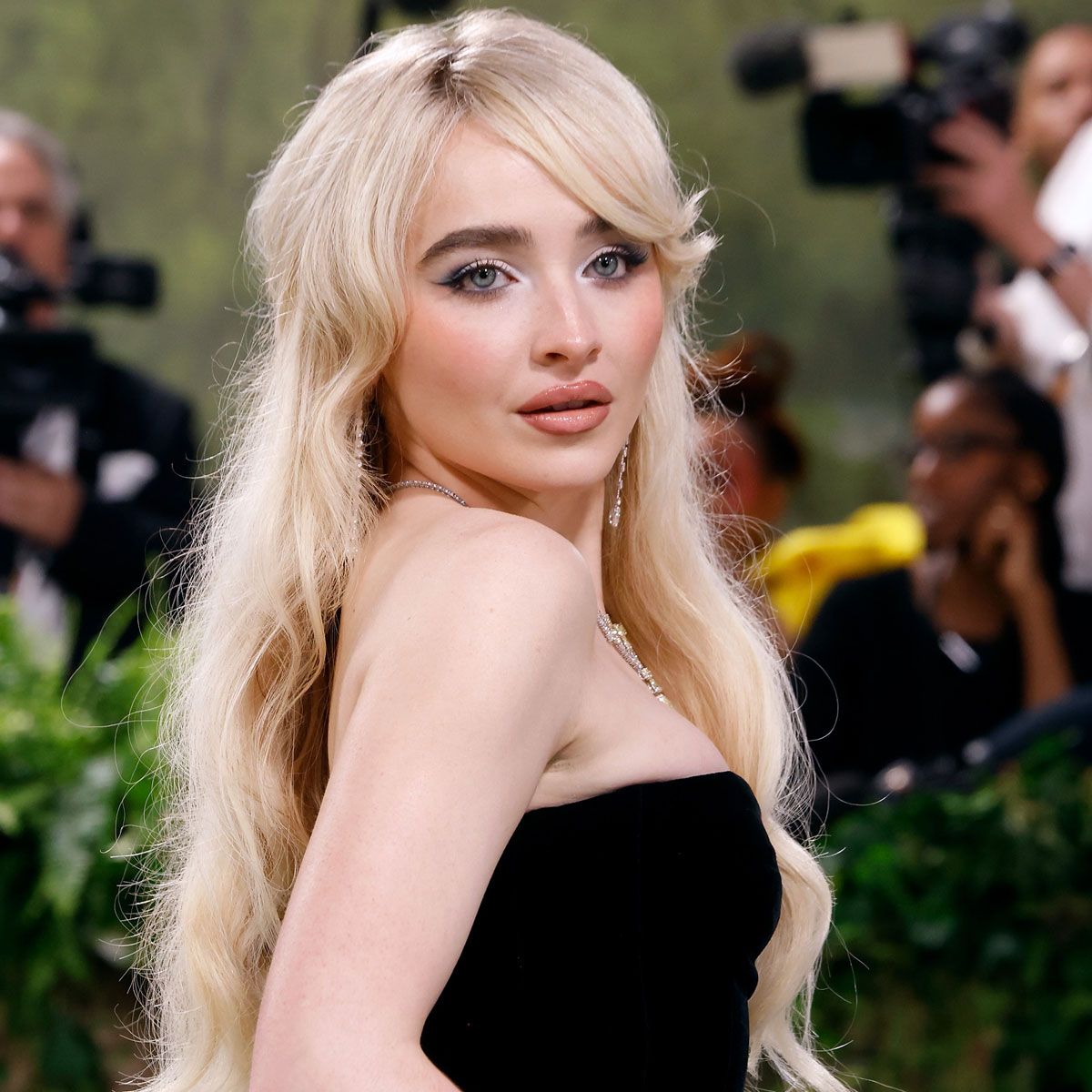 Sabrina Carpenter Just Re-Created an Iconic 2000s Rom-Com Look