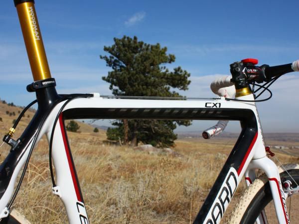 The straight top tube does without a flattened underside.