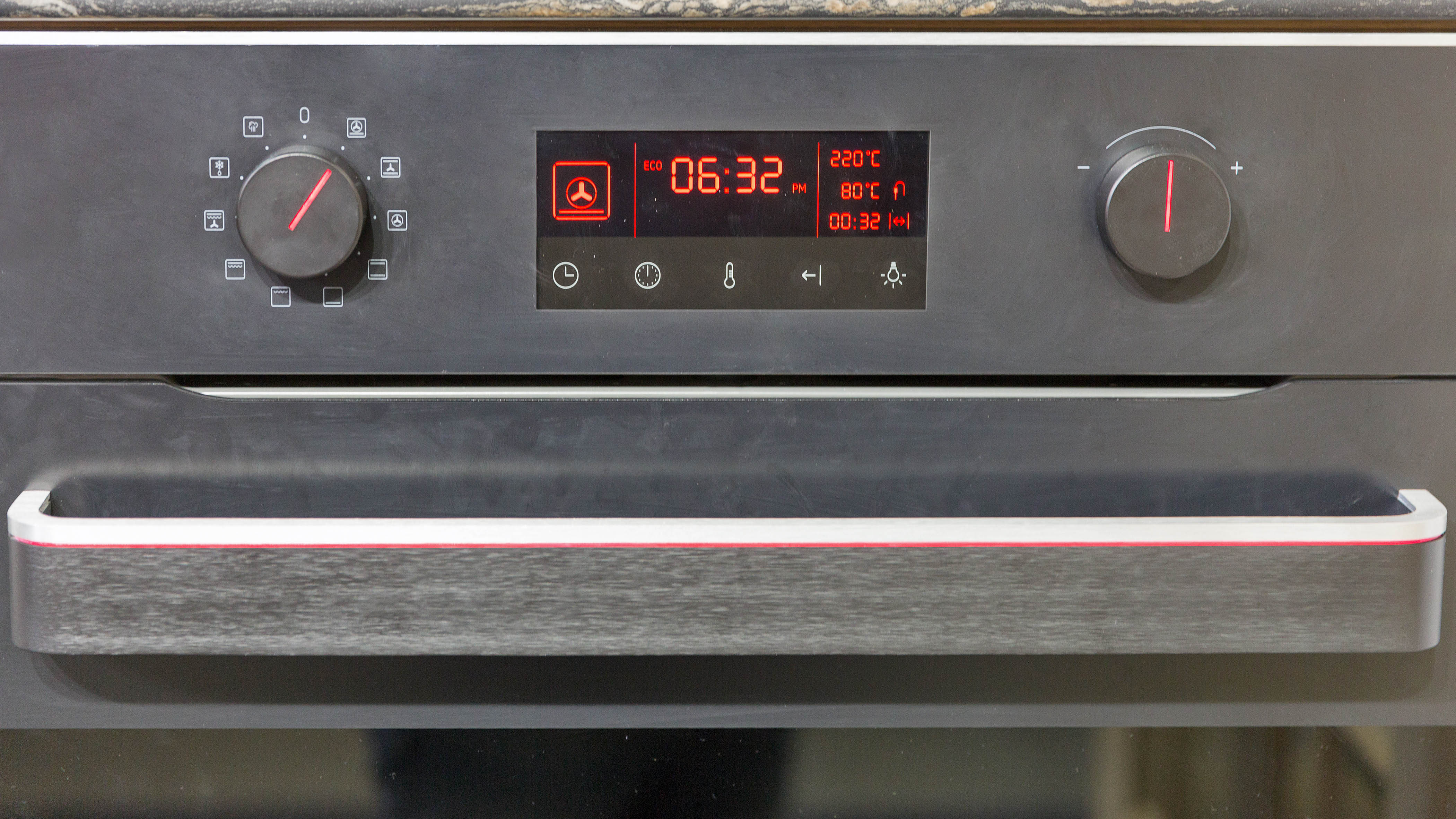 Um close-up do painel de controle de um forno