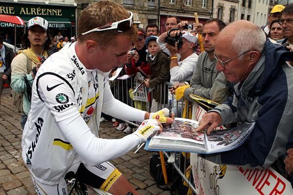Ricc&oacute; signs autographs for the fans in Auray.