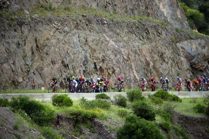 The remnants peloton climb their way up Mirador de Potrero