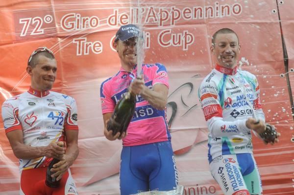 Cunego gives the crowd a good spray.