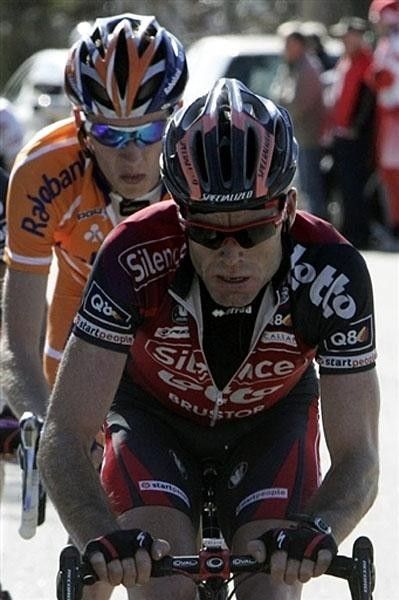 Evans is still pulling Gesink but realises moments later that his team-mate Popovych had been dropped. He would then stop working and eventually out-sprint Gesink for the stage victory.