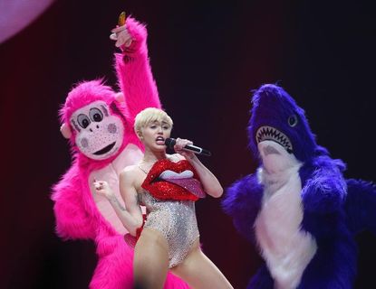 Miley Cyrus: Reading Facebook comments is worse for you than smoking weed