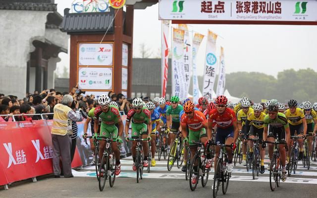 Riders roll out on stage 2.