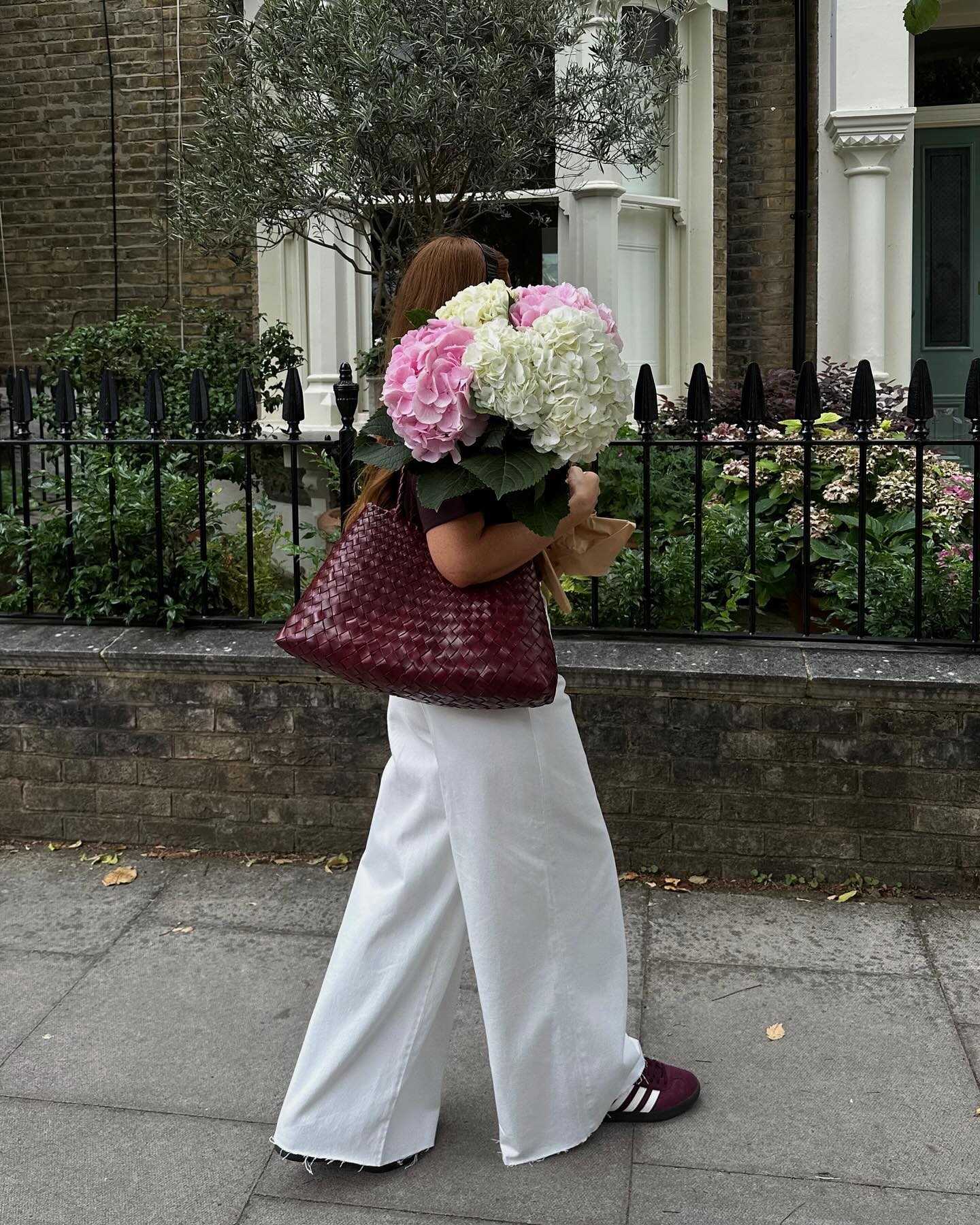 Spring trainers and jeans outfits