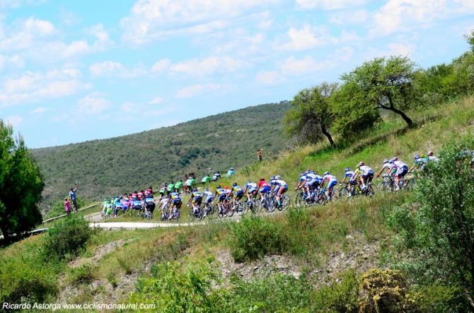 The peloton stretched out, en route from La Punta to Mirador del Potrero.