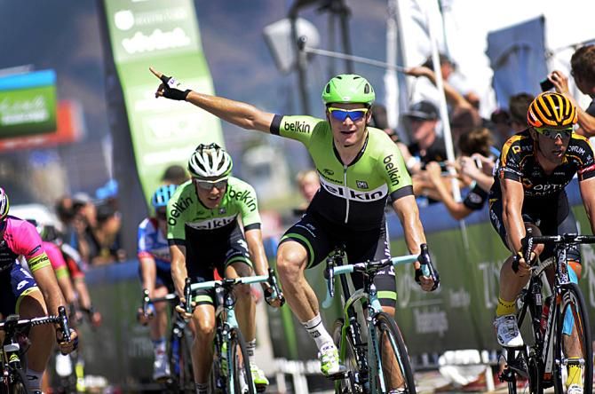 Moreno Hofland (Belkin) crosses the line first in the stage 3 sprint