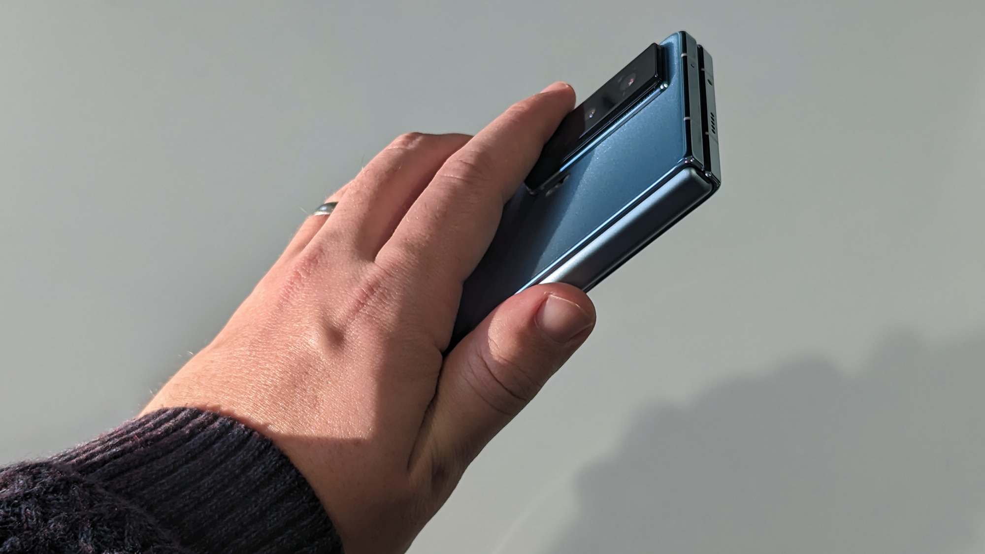Honor Magic Vs hands-on closed angled in hand back