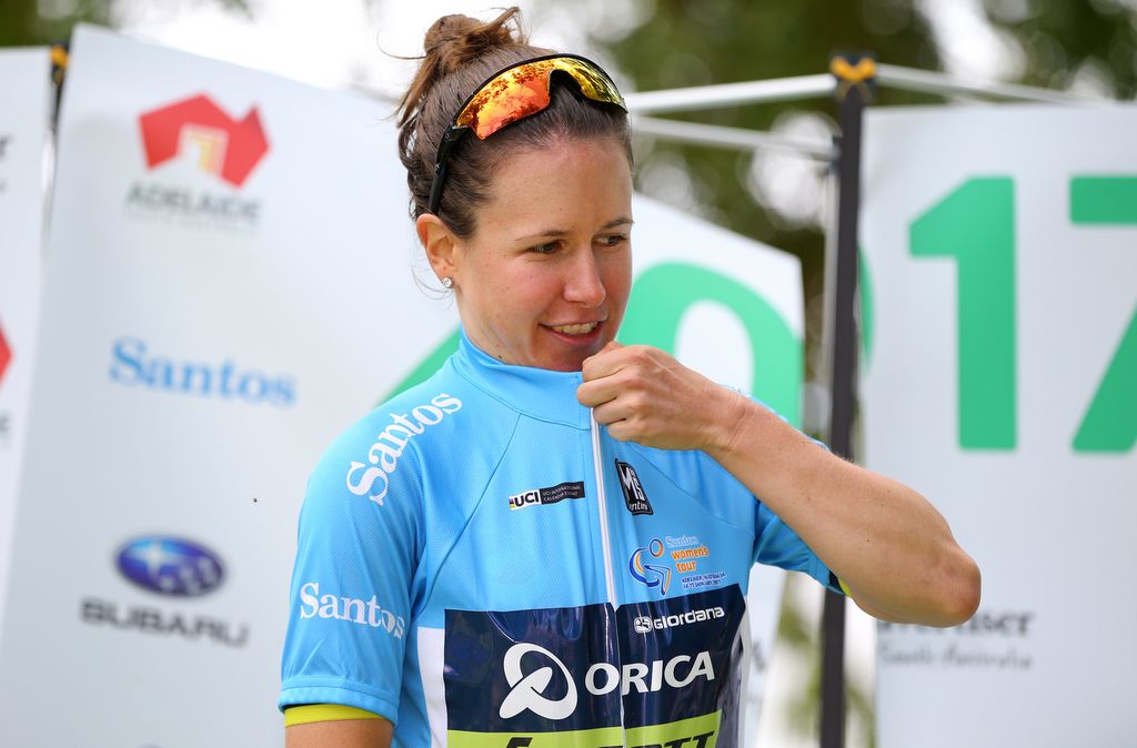 Amanda Spratt (Orica-Scott) zips up the jersey