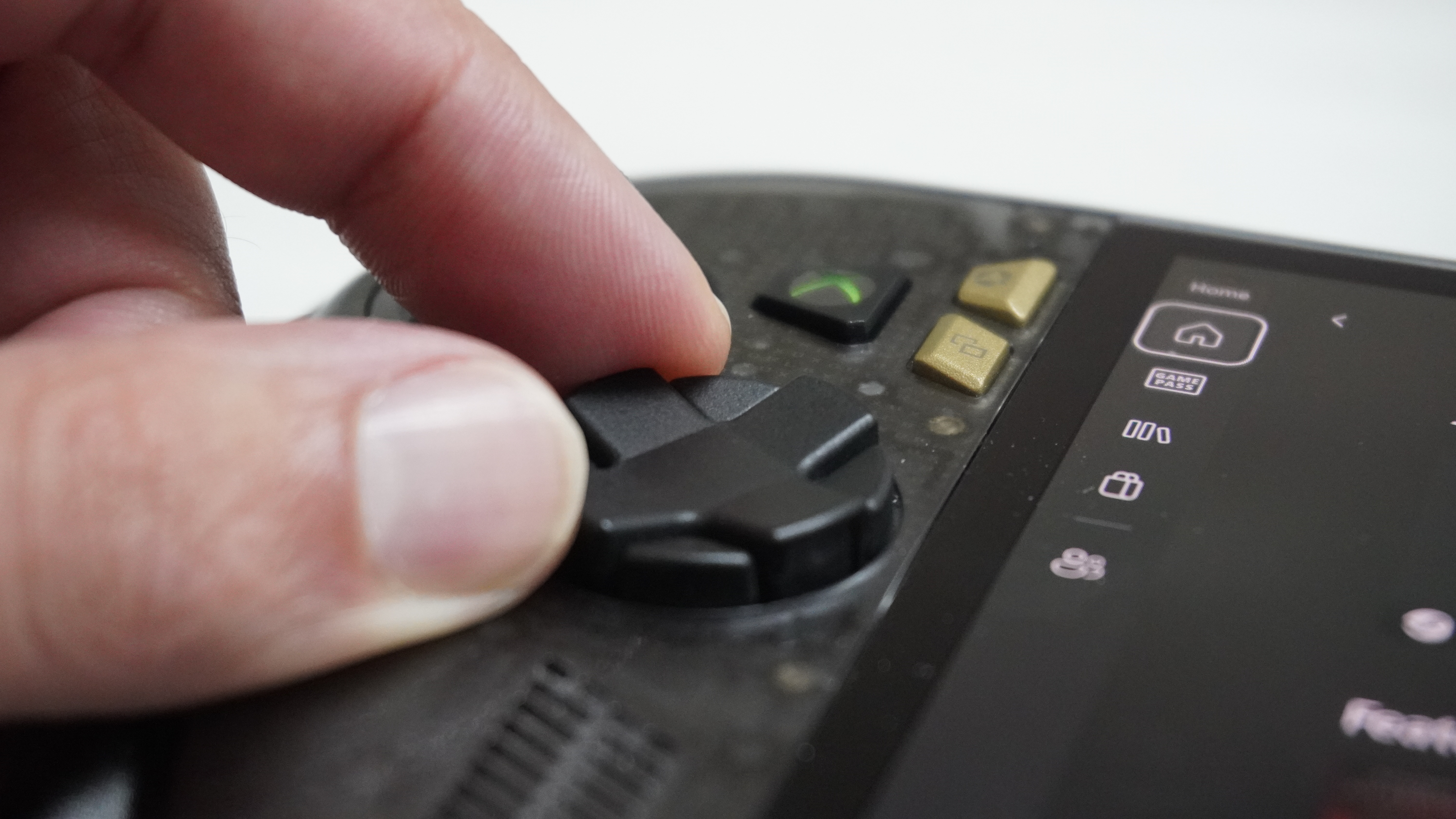 Twisting the d-pad to change it from 4-way to 8-way on the Asus ROG Xbox Ally X20
