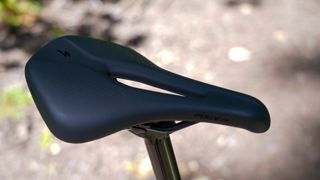 A power saddle mounted to a 2024 Specialized Crux DSW