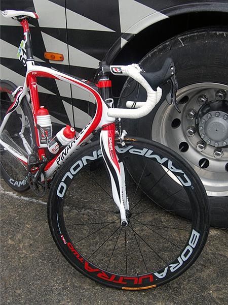 The curved Onda FPX fork blades are one of the Prince's most recognizable features.