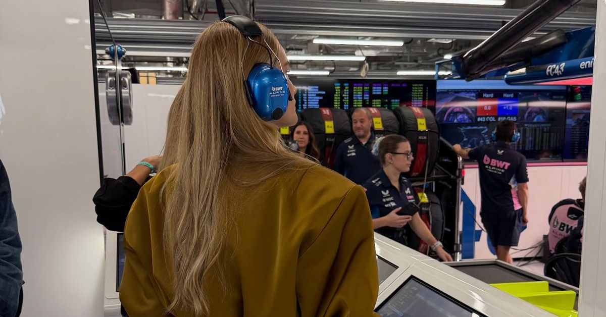 Rosie Huntington-Whitely Wore a Comeback Pretty Jacket Trend Rosie Huntington-Whitely Wore a Comeback Pretty Jacket Trend