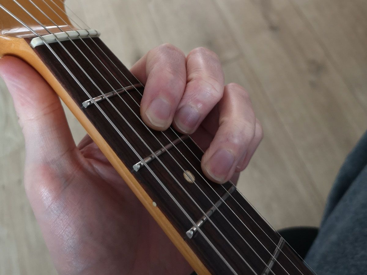 How to play the D chord on guitar