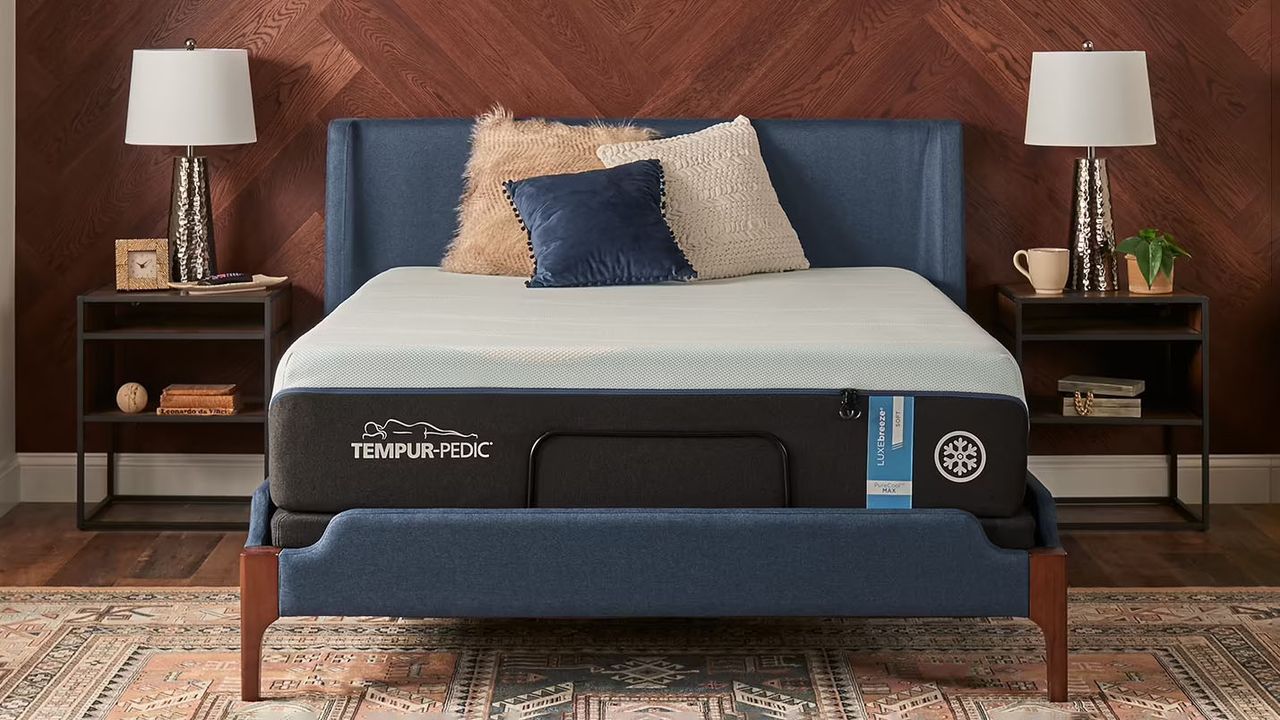 The Tempur-Pedic Tempur Breeze Luxe shown with a black base and white top
