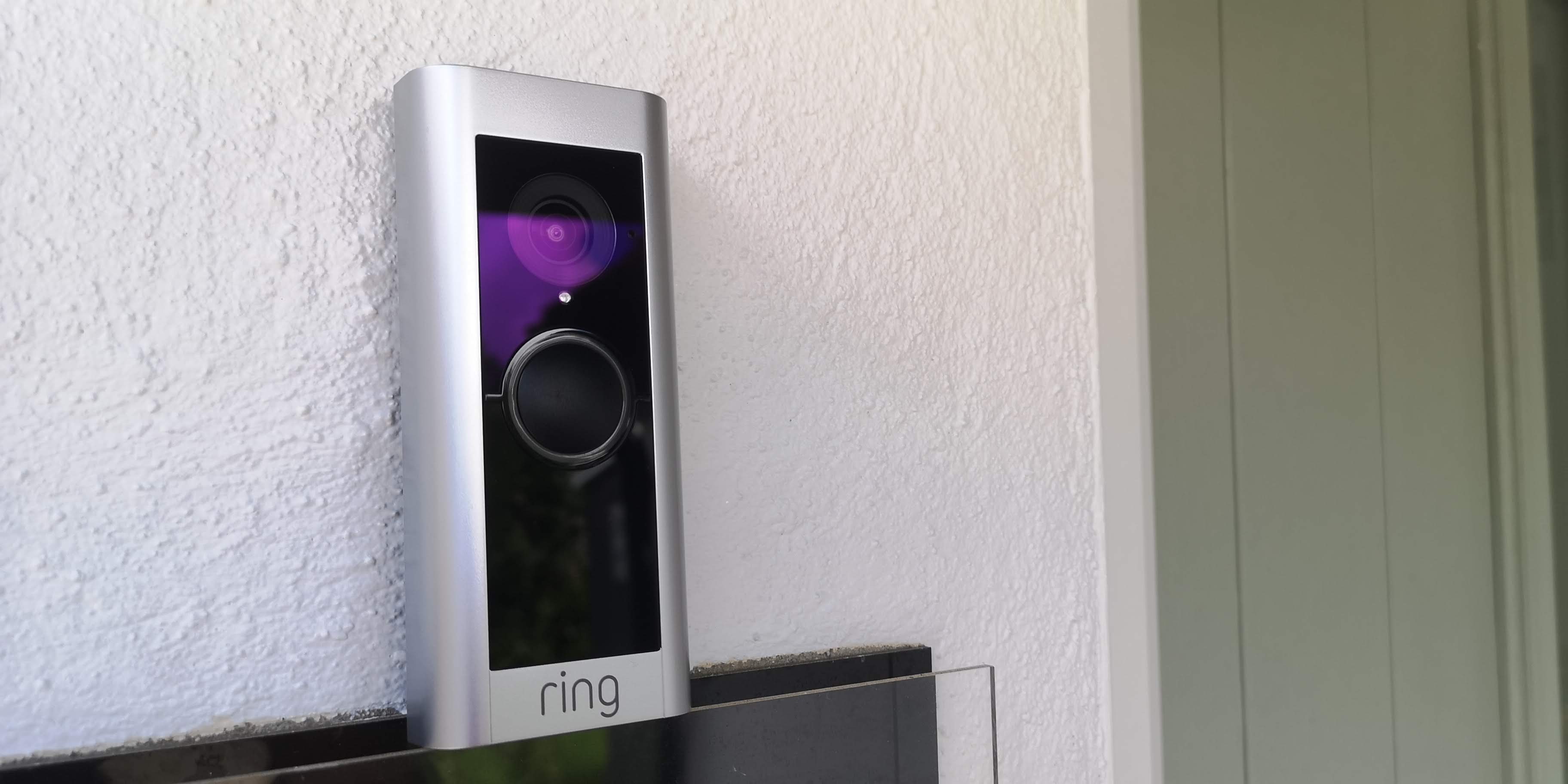 Ring Video Doorbell Pro 2 inntil en murvegg