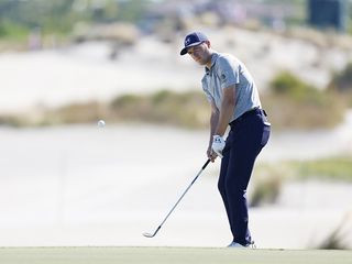 Jordan Spieth hitting a chip shot around the green