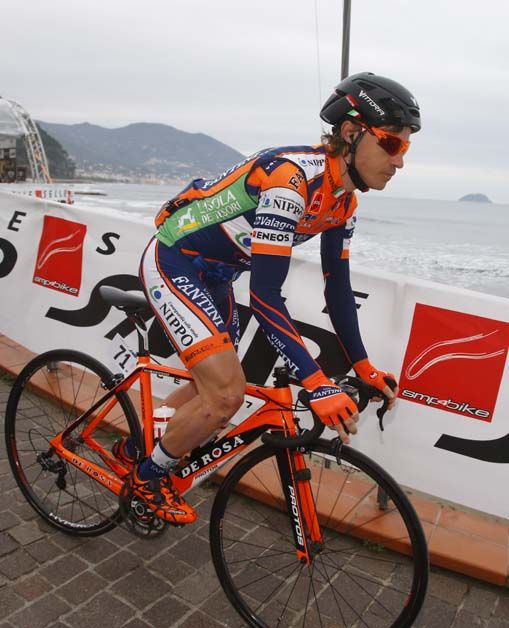 Damiano Cunego rides to sign on