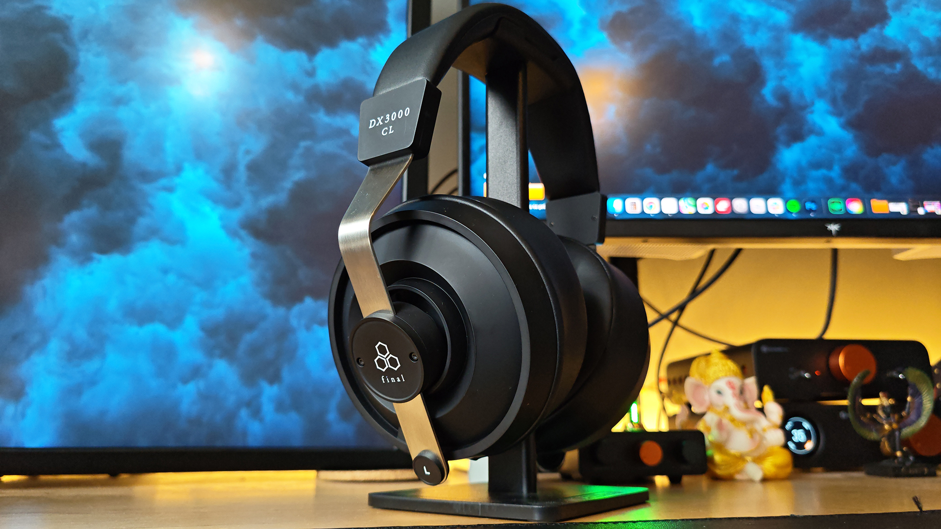 The Final DX3000 CL closed back headphone.