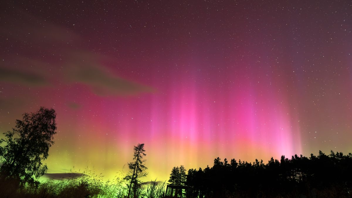 Auroral substorm creates stunning northern lights visible in mid-latitudes (photos)