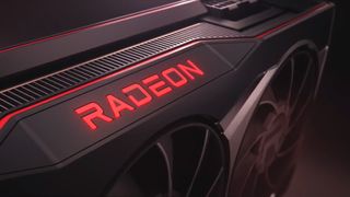 Nahaufnahme des Radeon-Logos auf einer Big Navi-Grafikkarte