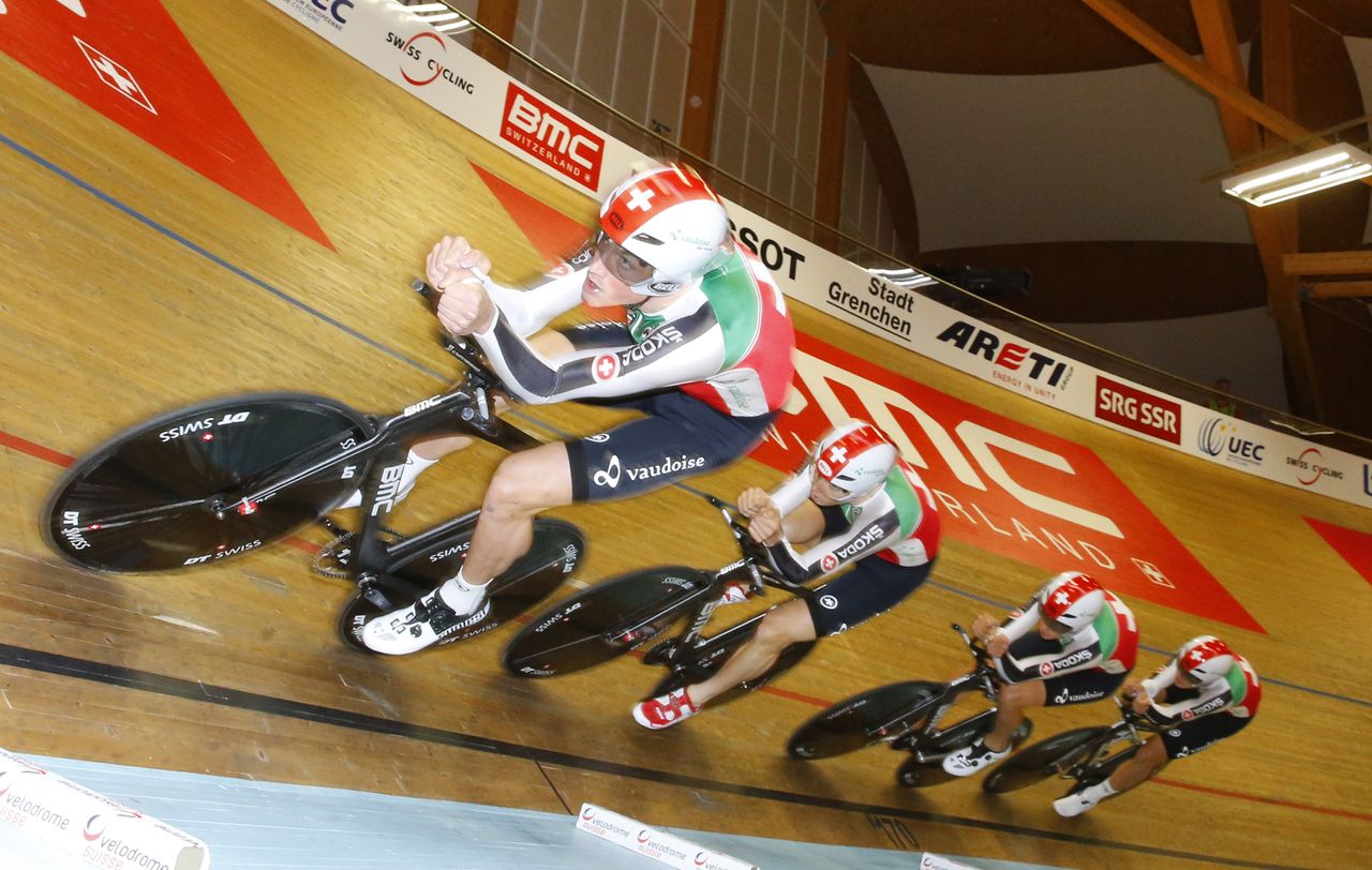 Switzerland beat France in round one of the team pursuit