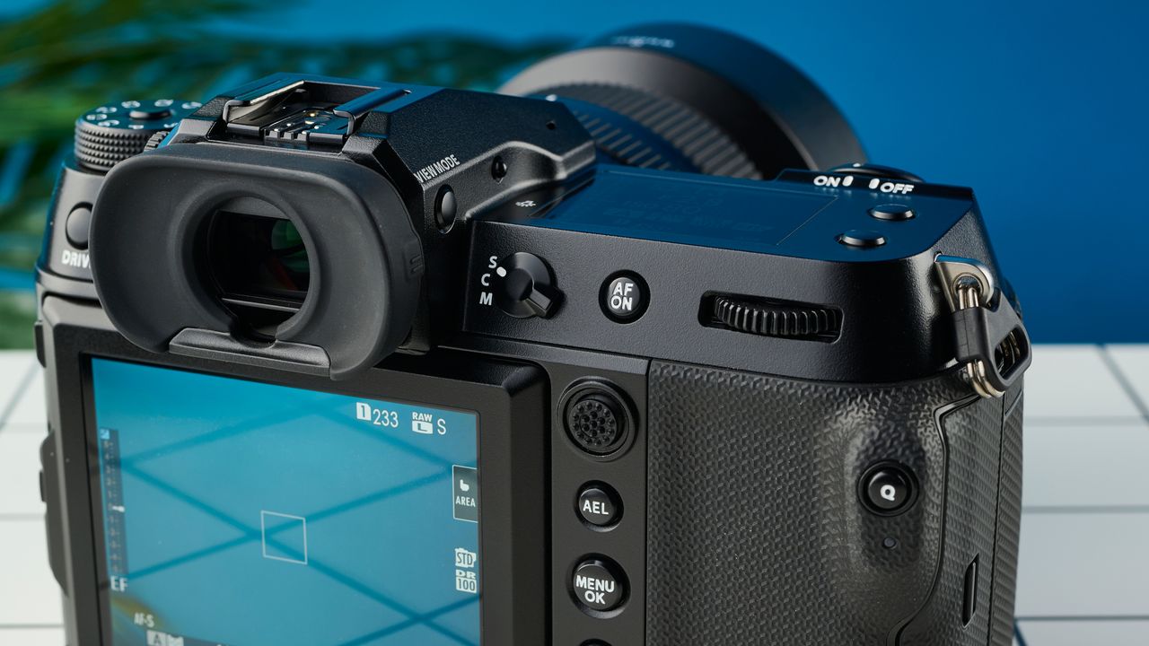 The Fujifilm GFX100S II rear command dial