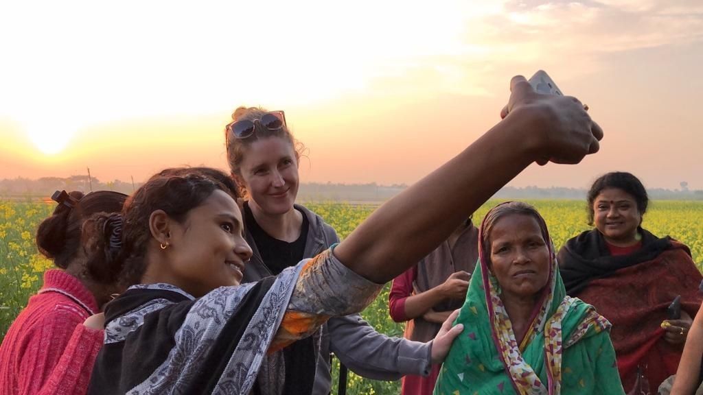 ONganic Foods, ladies taking a selfie