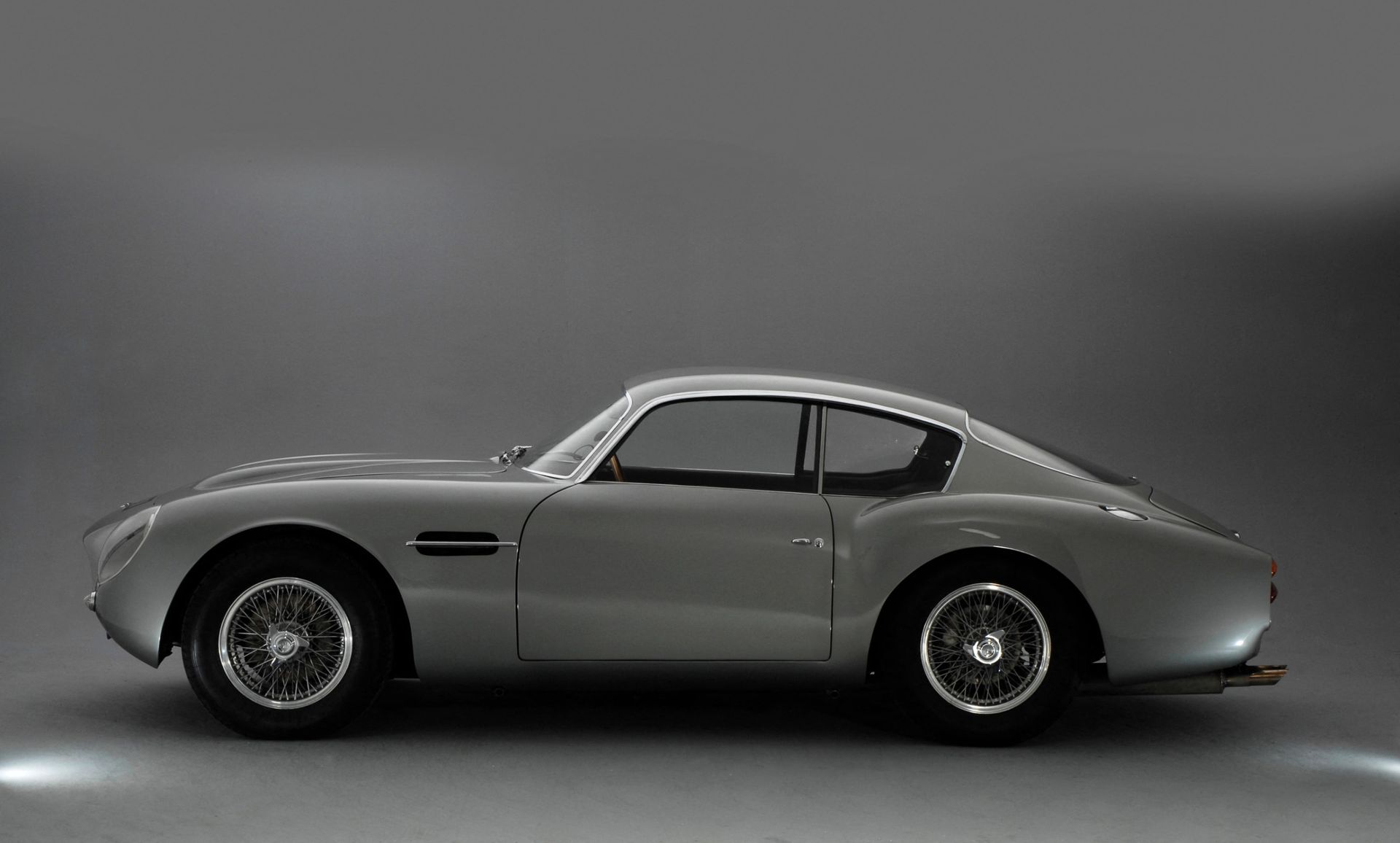 Side profile of the swept Aston Martin DB4 Zagato